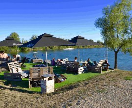 Terrasse en bord de lac au Camping Le Fil de l'eau 3 étoiles Bourgogne-Franche-Comté - Côte d’Or | Label Camping Qualité