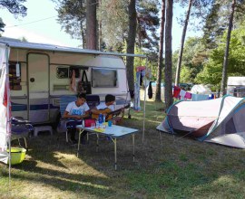 Emplacement pour caravane au Camping du Lac de la Valette 3 étoiles en Nouvelle-Aquitaine - Corrèze | Label Camping Qualité