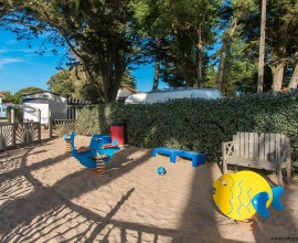 Une aire de jeux pour enfants très aquatique au Camping du Bord de Mer 3 étoiles dans les Pays-de-la-Loire - Loire-Atlantique | Label Camping Qualité